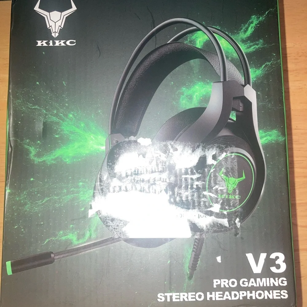 V3 Pro Gaming Stereo Headphones - Black and Green